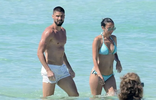 Giroud khoe dáng chuẩn cùng cô vợ trên bãi biển - Bóng Đá