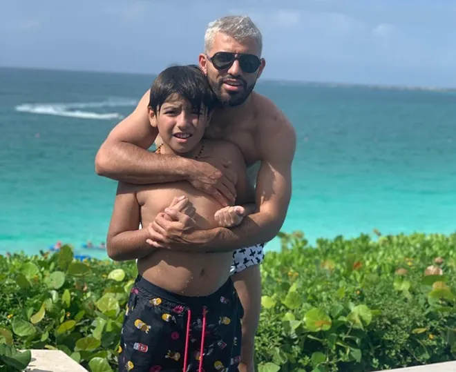 Sergio Aguero snogs stunning new girlfriend Sofia Calzetti in Bahamas as Man City team-mates work up sweat on China tour - Bóng Đá