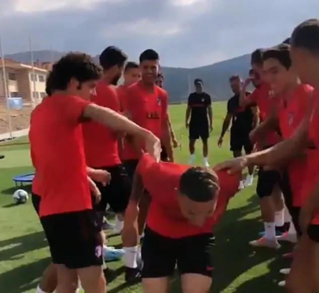 Kieran Trippier warmly greeted by Atletico Madrid team-mates as he trains for first time after signing from Tottenham in £20m deal - Bóng Đá