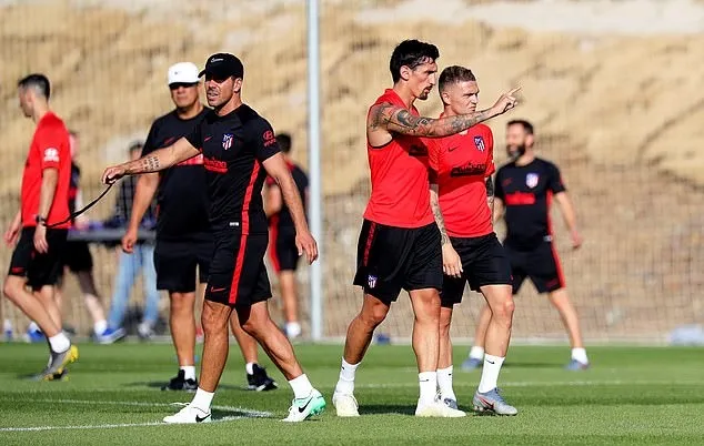 Kieran Trippier warmly greeted by Atletico Madrid team-mates as he trains for first time after signing from Tottenham in £20m deal - Bóng Đá