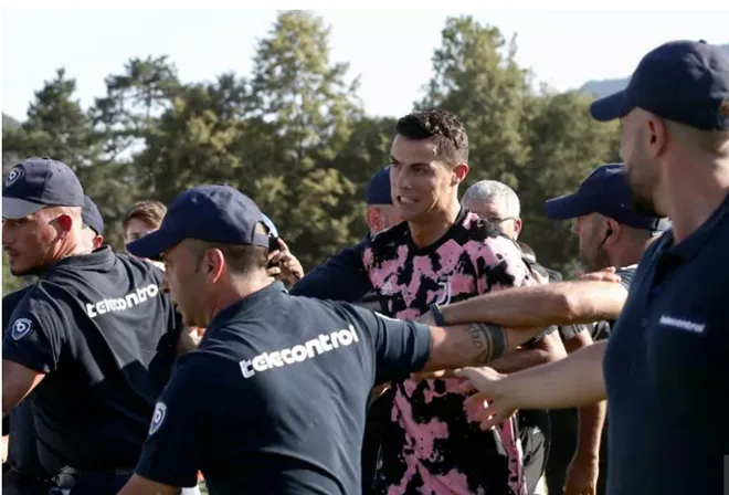 Cristiano Ronaldo escorted away from Juventus training by security after pitch invasion - Bóng Đá