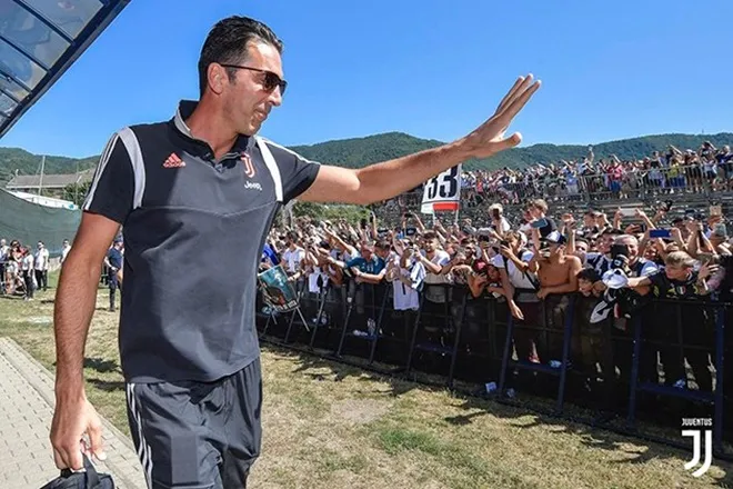 Cristiano Ronaldo escorted away from Juventus training by security after pitch invasion - Bóng Đá