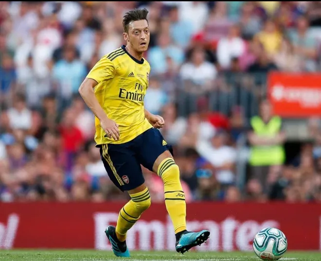 Arsenal ace Mesut Ozil steps up security outside home with guard dogs after spending day in hiding following gang threats - Bóng Đá