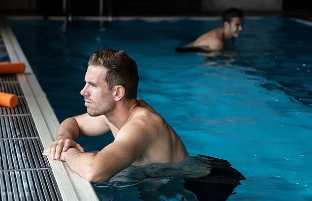 Making a splash! England squad take a dip in the pool at Southampton's training ground ahead of Euro 2020 qualifier against Kosovo - Bóng Đá
