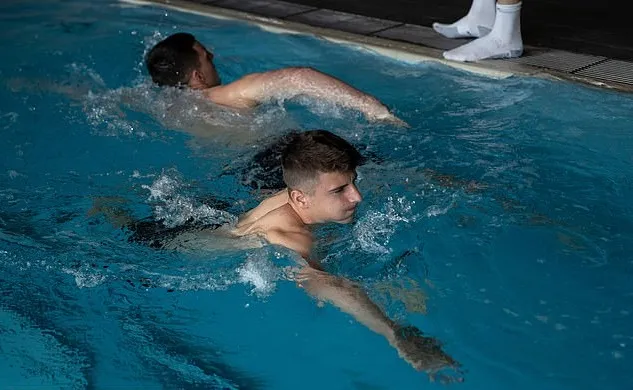 Making a splash! England squad take a dip in the pool at Southampton's training ground ahead of Euro 2020 qualifier against Kosovo - Bóng Đá