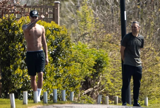 MOUR THAN 6FT APART Jose Mourinho wishes topless Dele Alli happy birthday from across the street as Tottenham duo keep their distance - Bóng Đá