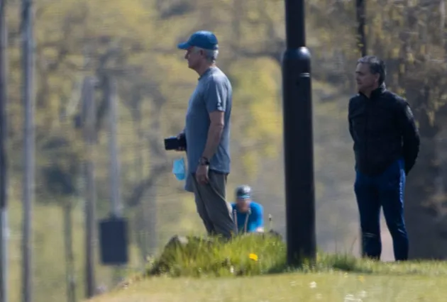 MOUR THAN 6FT APART Jose Mourinho wishes topless Dele Alli happy birthday from across the street as Tottenham duo keep their distance - Bóng Đá