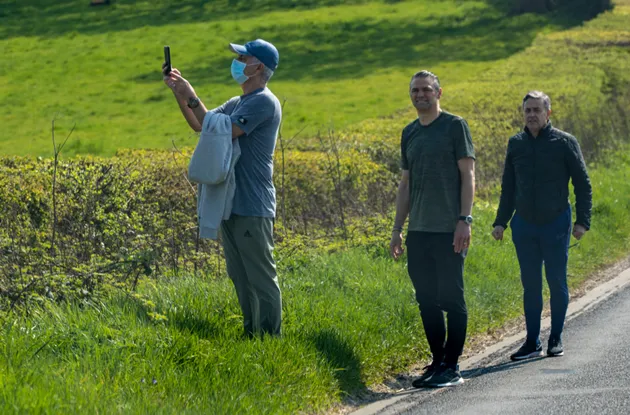 MOUR THAN 6FT APART Jose Mourinho wishes topless Dele Alli happy birthday from across the street as Tottenham duo keep their distance - Bóng Đá