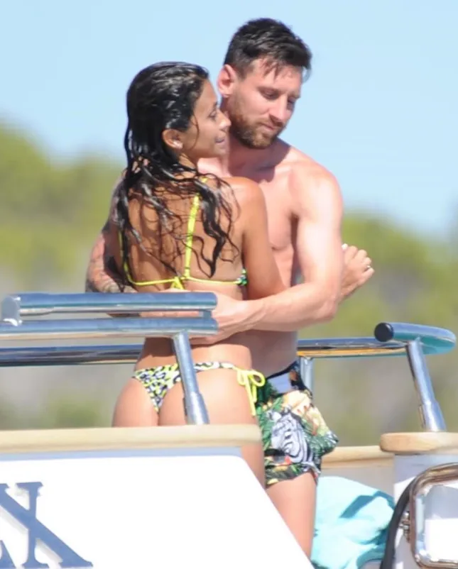 Lionel Messi and Luis Suarez board mega yacht near Ibiza with Barcelona star’s wife Antonela Roccuzzo sizzling in bikini - Bóng Đá