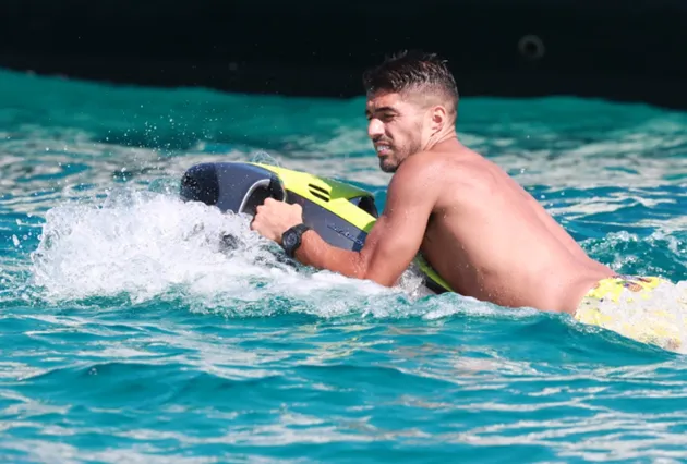 Lionel Messi and Luis Suarez board mega yacht near Ibiza with Barcelona star’s wife Antonela Roccuzzo sizzling in bikini - Bóng Đá