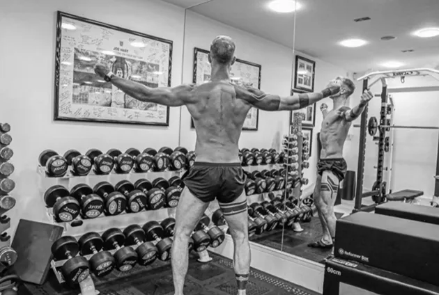 Joe Hart shows off dramatic body transformation on lockdown with shredded physique as he searches for new club - Bóng Đá