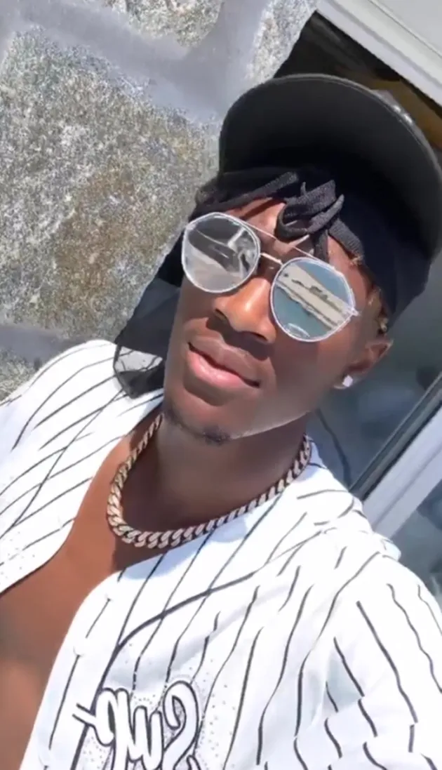 Chelsea star Tammy Abraham heads off on well-deserved holiday break with stunning Wag and vlogger girlfriend Leah Monroe - Bóng Đá