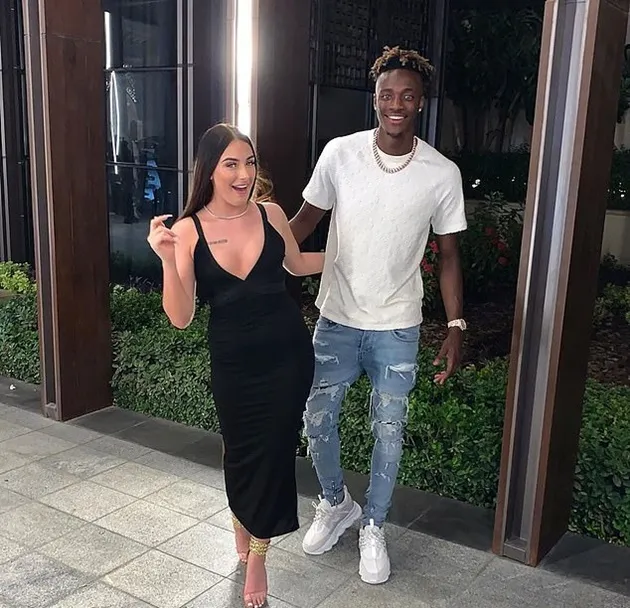 Chelsea star Tammy Abraham heads off on well-deserved holiday break with stunning Wag and vlogger girlfriend Leah Monroe - Bóng Đá