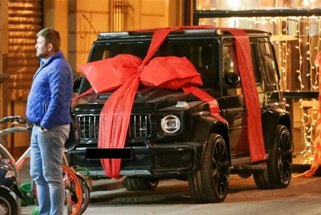 Inside Ronaldo and Georgina Rodriguez’s life of luxury as they lavish each other with SUVs, £600k diamonds & £140 SOCKS - Bóng Đá