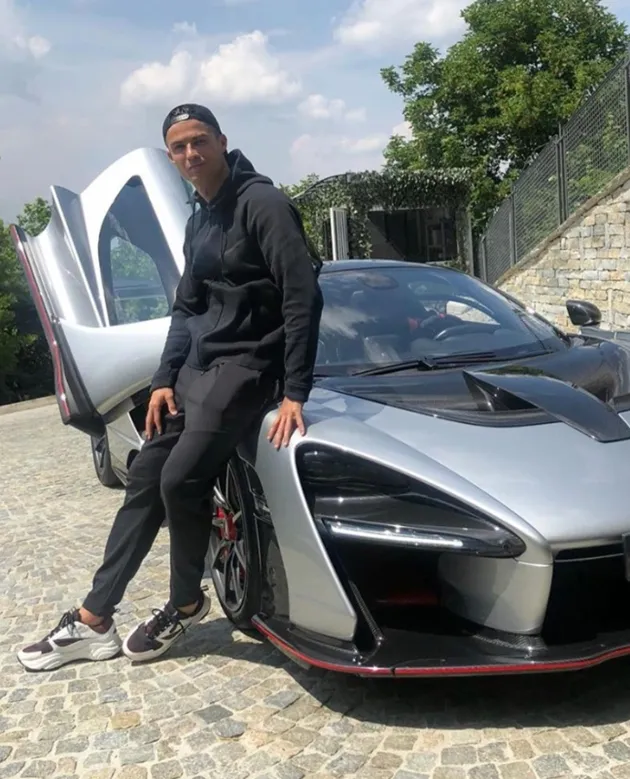 Inside Ronaldo and Georgina Rodriguez’s life of luxury as they lavish each other with SUVs, £600k diamonds & £140 SOCKS - Bóng Đá