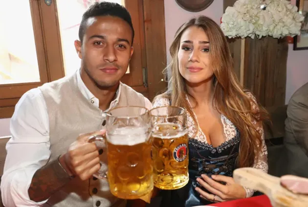 Liverpool target Thiago Alcantara’s Wag Julia Vigas is a hotel owner - Bóng Đá