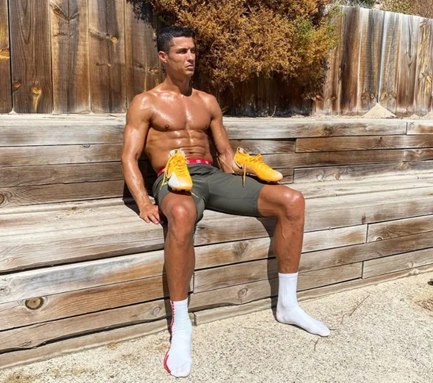 Cristiano Ronaldo leaves fans stunned with huge thigh muscles as Juventus star proves he never skips leg day in the gym - Bóng Đá