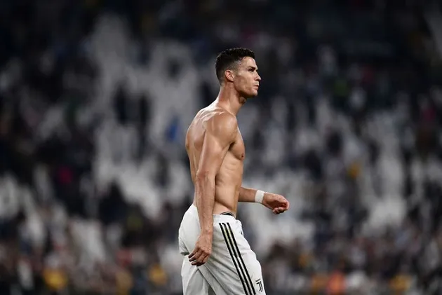 Cristiano Ronaldo leaves fans stunned with huge thigh muscles as Juventus star proves he never skips leg day in the gym - Bóng Đá