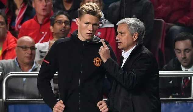 Mourinho khuyên Troy Parrott noi gương Scott Mctominay - Bóng Đá