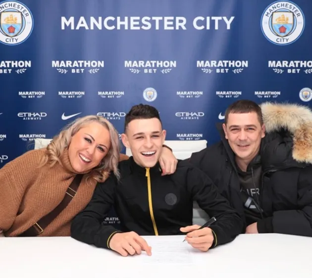 PHIL-ING GOOD Phil Foden became a dad at 18 with childhood sweetheart Rebecca Cooke and bought a £2m home for his parents - Bóng Đá