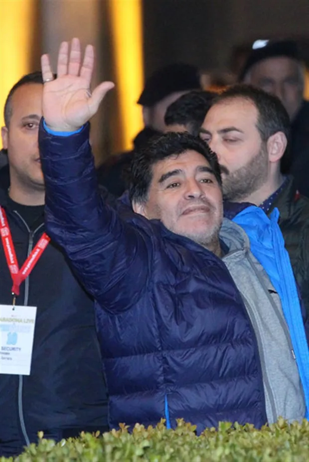 Maradona được chào đón như người hùng trong ngày trở lại Napoli - Bóng Đá