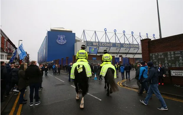 Fan Everton 'cởi tất' trước SVĐ chờ tiếp đón Man City - Bóng Đá