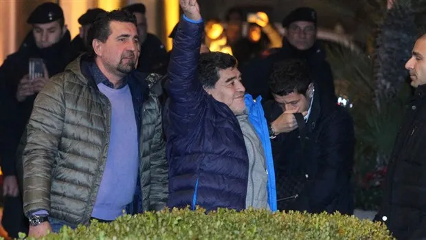 Maradona được chào đón như người hùng trong ngày trở lại Napoli - Bóng Đá