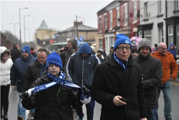 Fan Everton 'cởi tất' trước SVĐ chờ tiếp đón Man City - Bóng Đá