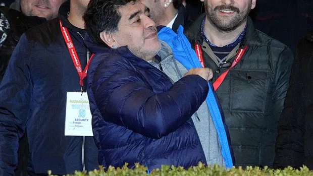 Maradona được chào đón như người hùng trong ngày trở lại Napoli - Bóng Đá