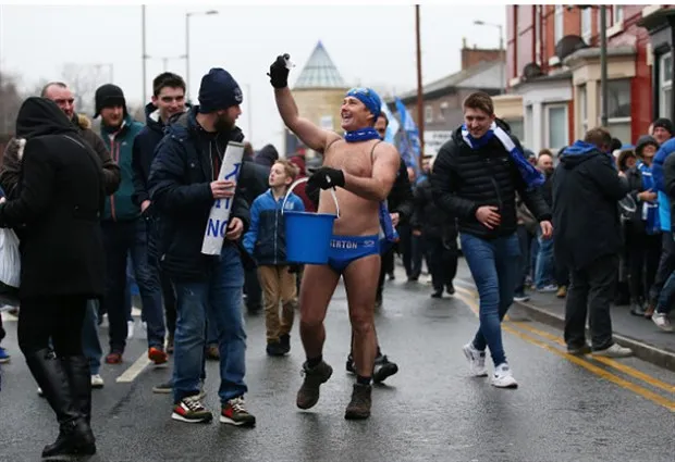 Fan Everton 'cởi tất' trước SVĐ chờ tiếp đón Man City - Bóng Đá