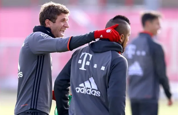 Chùm ảnh: Muller túm cổ, quát mắng Vidal trên sân tập - Bóng Đá