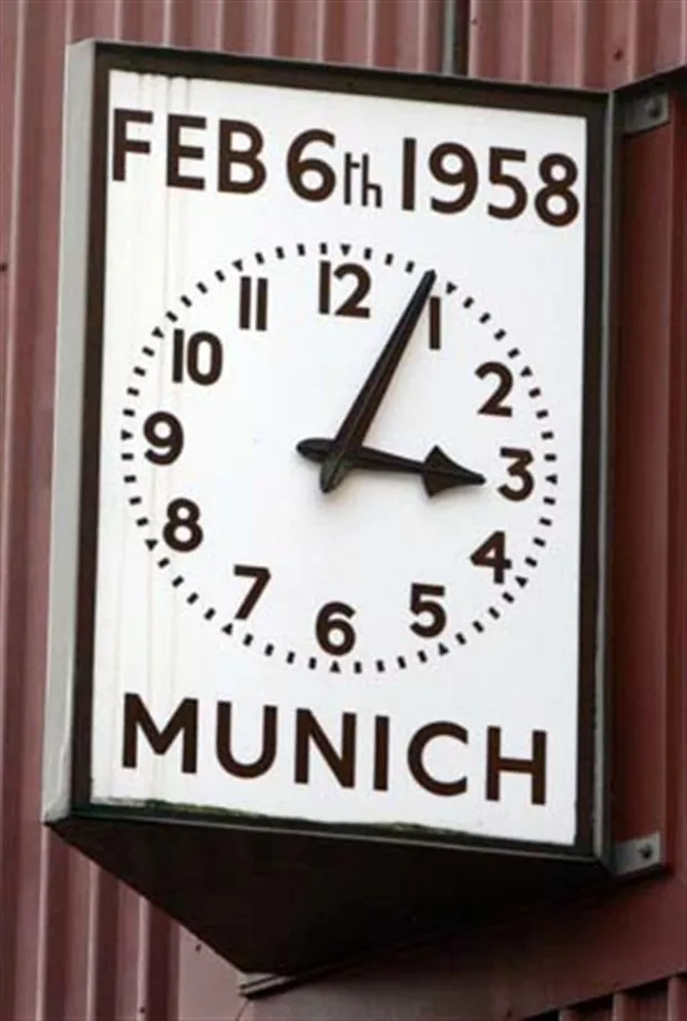 'Rừng người' tưởng nhớ thảm họa Munich tại Old Trafford - Bóng Đá