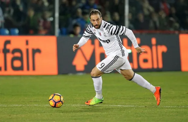 Chùm ảnh: Higuain lại ghi bàn, Juventus lập lại lịch sử - Bóng Đá