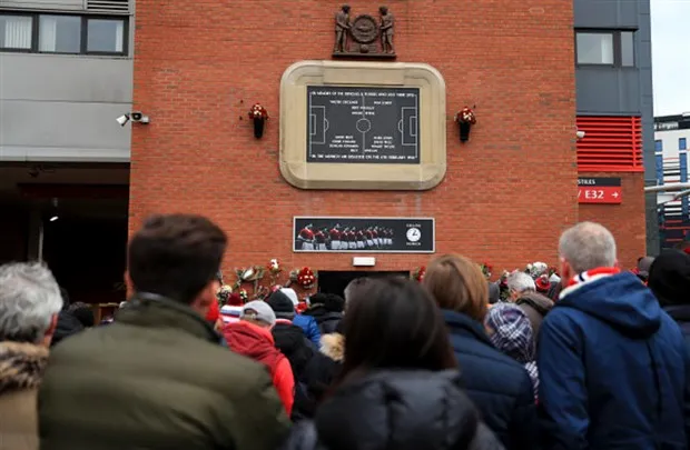 Trước giờ đấu, CĐV Man Utd tụ tập tưởng nhớ 'thảm họa Munich' - Bóng Đá