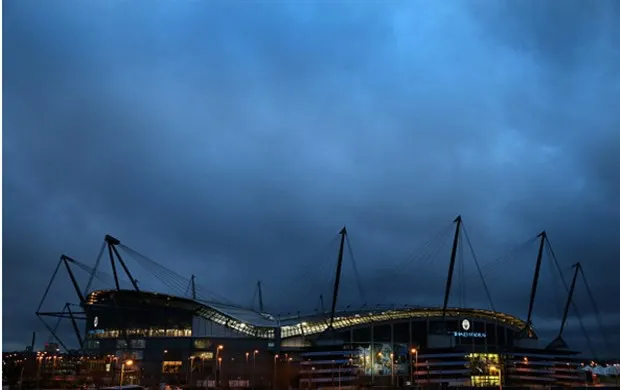 Mây đen phủ kín Etihad trong lúc Man City tập luyện - Bóng Đá
