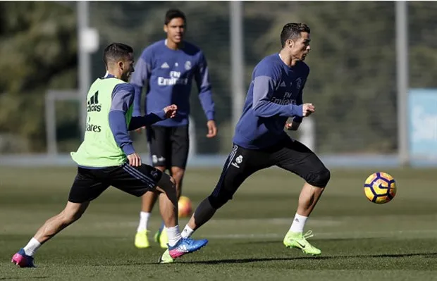 Ronaldo và Bale chia phe đối đầu trên sân tập của Real  - Bóng Đá