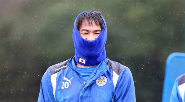 Quyết tâm trở lại, tướng mới bắt cầu thủ Leicester đội mưa tập luyện - Bóng Đá