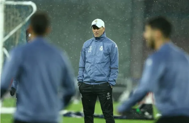 Chùm ảnh: Ronaldo và Real đội mưa tập luyện tại San Paolo - Bóng Đá