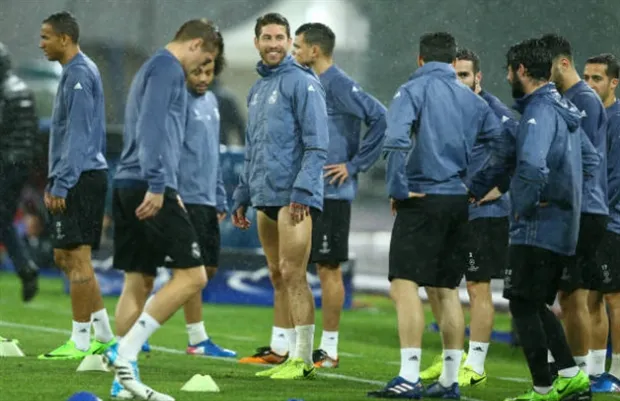 Chùm ảnh: Ronaldo và Real đội mưa tập luyện tại San Paolo - Bóng Đá