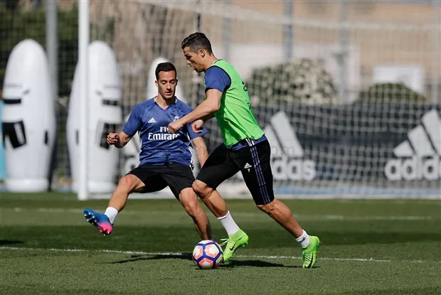 Chùm ảnh: Bale thích thú khi được Ronaldo đích thân massage  - Bóng Đá