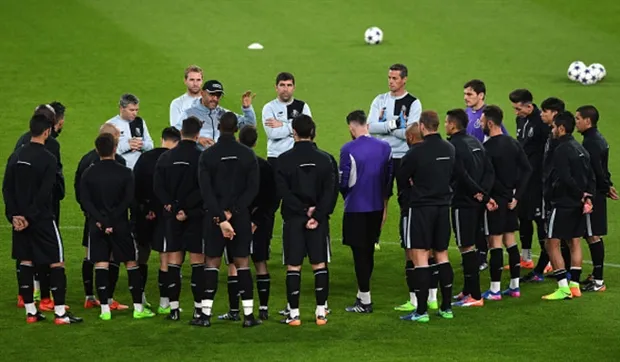 Chùm ảnh: Casillas và đồng đội đầy tự tin khi đặt chân tới Juventus Arena - Bóng Đá