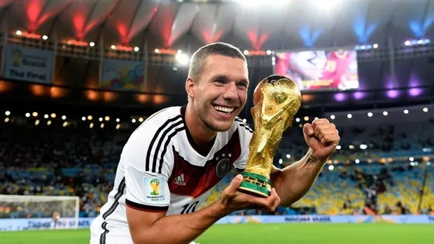 Từ họp báo đến sân tập, Loew 'bám không tha' Podolski - Bóng Đá