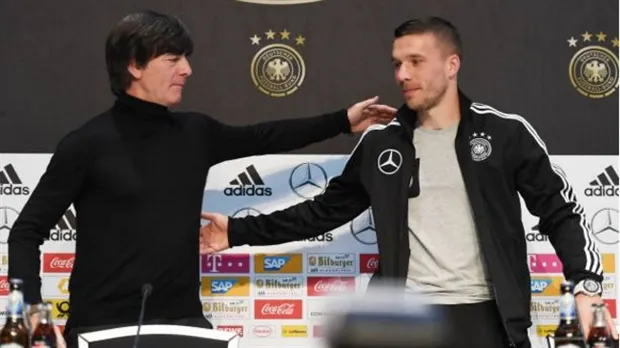 Từ họp báo đến sân tập, Loew 'bám không tha' Podolski - Bóng Đá