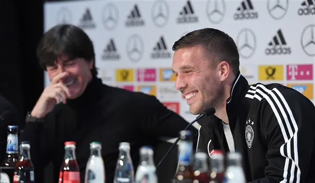 Từ họp báo đến sân tập, Loew 'bám không tha' Podolski - Bóng Đá