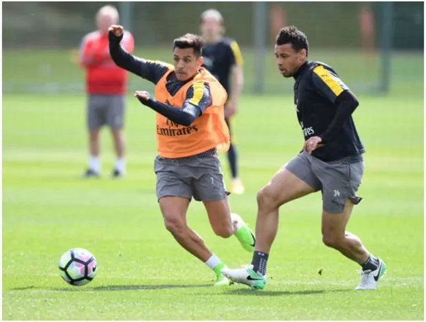 Sanchez bị quần tả tơi trên sân tập của Arsenal - Bóng Đá