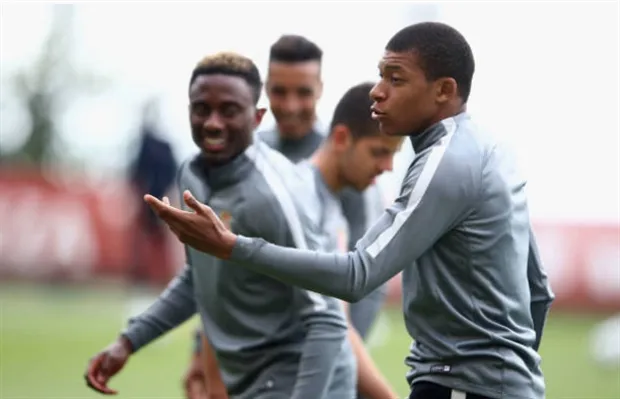 Trước thềm đại chiến, Mbappe vẫn rất 'nhí nhảnh' trên sân tập - Bóng Đá