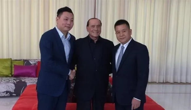Cựu chủ tịch Berlusconi té dập mặt, không dám tiếp phóng viên - Bóng Đá