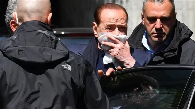 Cựu chủ tịch Berlusconi té dập mặt, không dám tiếp phóng viên - Bóng Đá