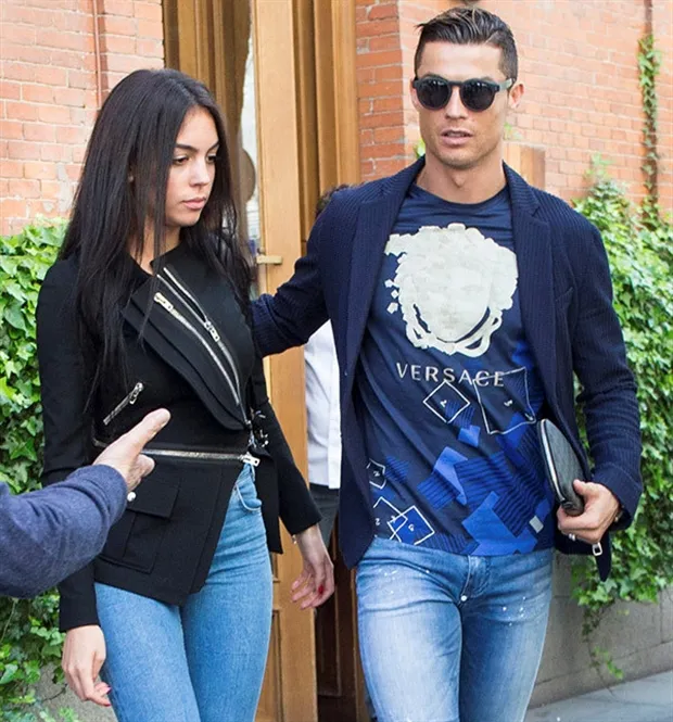 Ronaldo 'cày sức' cùng bạn gái trước thềm đại chiến - Bóng Đá