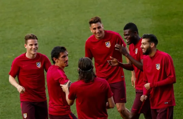 Mặc đồng đội pha trò, Griezmann và Torres vẫn chẳng thể cười - Bóng Đá